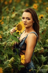 Ramintos fotosesija saulėgrąžų lauke