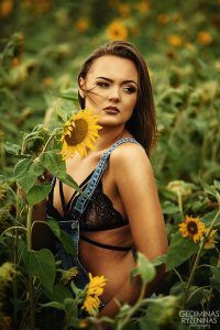 Ramintos fotosesija saulėgrąžų lauke