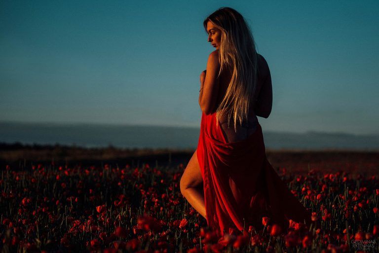 erotine fotosesija aguonų lauke